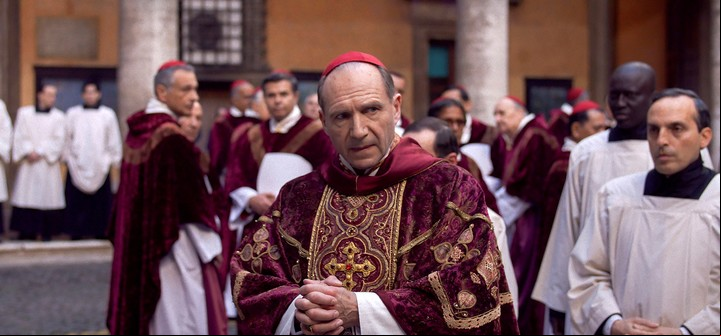 Ralph Fiennes en una escena de "Conclave."