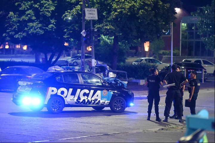 Rosario. El hecho ocurrió en la noche de este martes minutos después las 21. Un hombre chocó a una mujer su hija. Murieron en el acto. Foto Sebastian Granata
