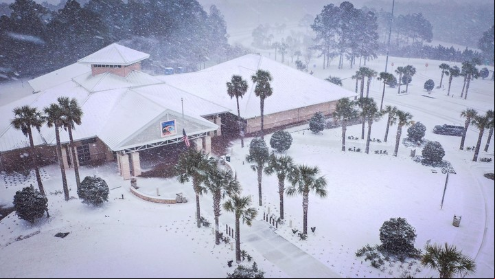 Estados Unidos: ciudades tapadas de nieve como nunca antes, cortes de luz y frío extremo. Foto AP