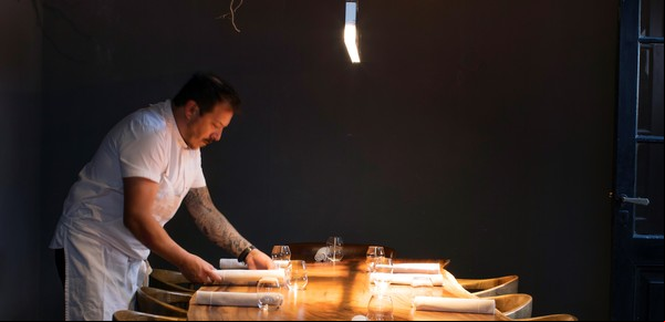 Cómo es y cuánto cuesta comer en el único restaurante argentino con 2 estrellas Michelin en que 20 personas atienden a 22 comensales