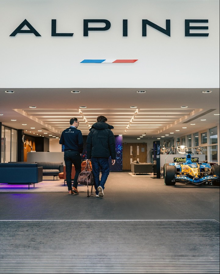 Franco Colapinto en la fábrica de Alpine. Foto: @AlpineF1Team.