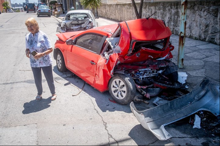 Una joven de 17 años que conducía alcoholizada causó un choque en cadena entre su automóvil y otros cuatro se hallaban estacionados la costa.
Foto. Diego Izquierdo