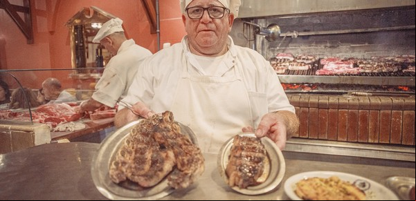 Los bifes más suculentos de Mar del Plata: cuánto cuesta comer en el restaurante que desde 1960 es uno de los clásicos de la ciudad