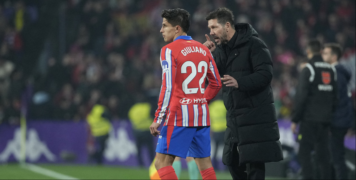 Giuliano junto a su papá en un partido de Atlético de Madrid. (Photo by Cesar Manso / AFP)