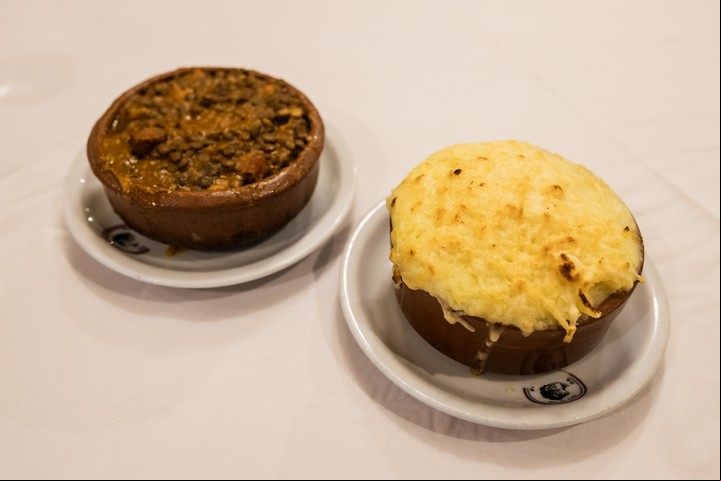 En El Palacio del bife sirven guisos y pastel de papas.