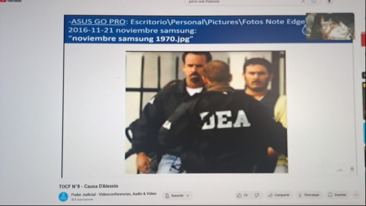 Falsa foto de D'Alessio con chalecto de la DEA y que las querellas daban como auténtica. Tiene miles de reproducciones en Internet.