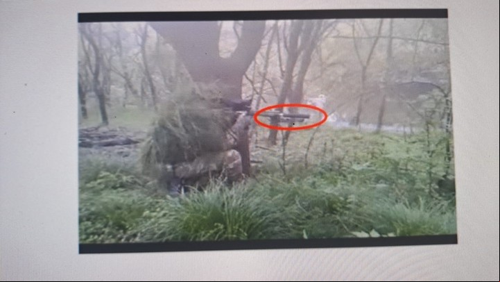 Foto de D'Alessio que las querellas afirman que está disparando un arma de fuego cuando en realidad está disparando paintball.