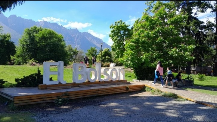 En plenas vacaciones, El Bolsón, Lago Puelo y El Hoyo imponen la "ley seca" por 24 horas: prohíben tomar alcohol este sábado