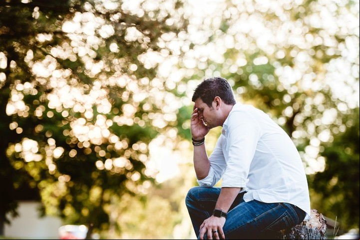 Las dificultades en la gestión del dinero pueden ser uno de los primeros signos del Alzheimer, mucho antes de que la memoria falle. Foto: Unsplash.