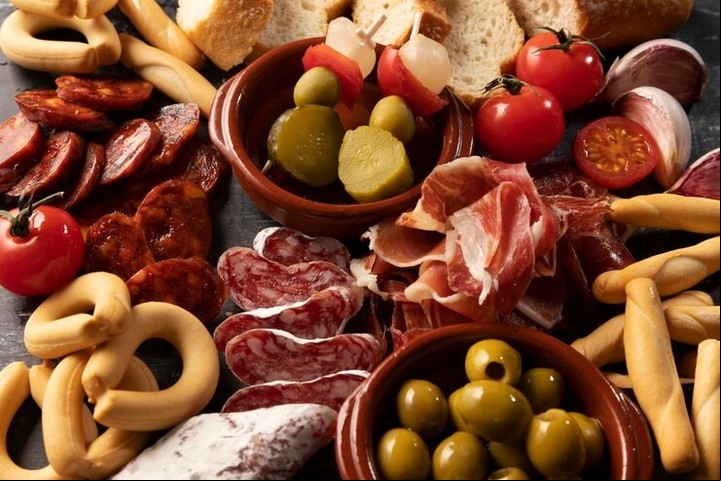 Chacinados como salame, chorizo, longaniza y más en la Fiesta de la Picada de Abbott. Foto: Freepik.