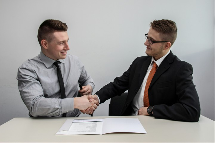 Conocer más sobre la empresa y el rol puede ayudarte a tener éxito en tu próxima entrevista laboral. Foto: Unsplash.