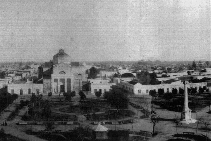 Catedral San José de Gualeguaychú, en la Plaza San Martín. Foto del año 1900. Las torres laterales se construyeron en 1910./ Gualeguaychú Dominio Público.