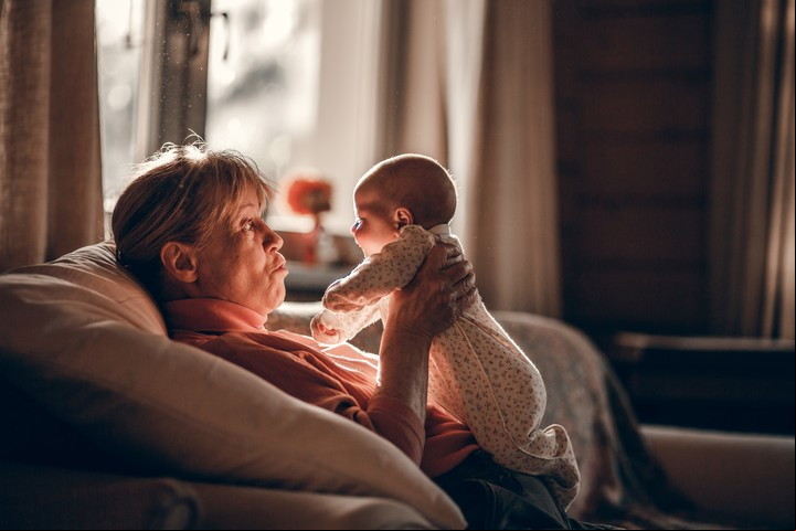La edad más común entre quienes reciben días de subsidio parental cedidos es de 50 a 64 años. Foto ilustración Shutterstock.
