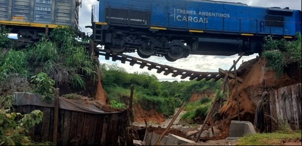 Insólito: se derrumbó un puente en Salta y un tren de carga quedó suspendido en el aire