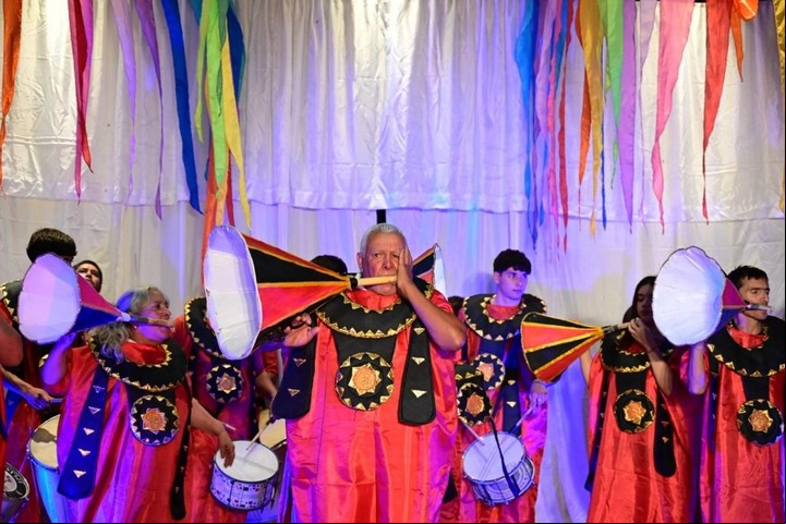 La murga Los Colombianos presenta en Gualeguaychú el tema "Cosa de Negros"./ Foto: Gualeguaychú.