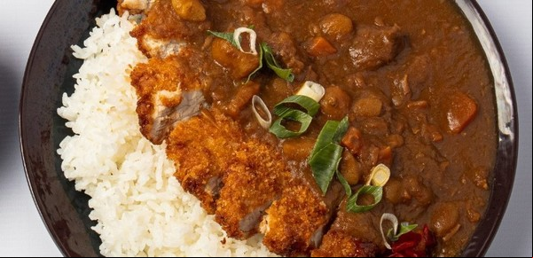 En San Cristóbal, un restaurante japonés que es más que puro sushi: milanesa de cerdo y ramen a precios muy accesibles