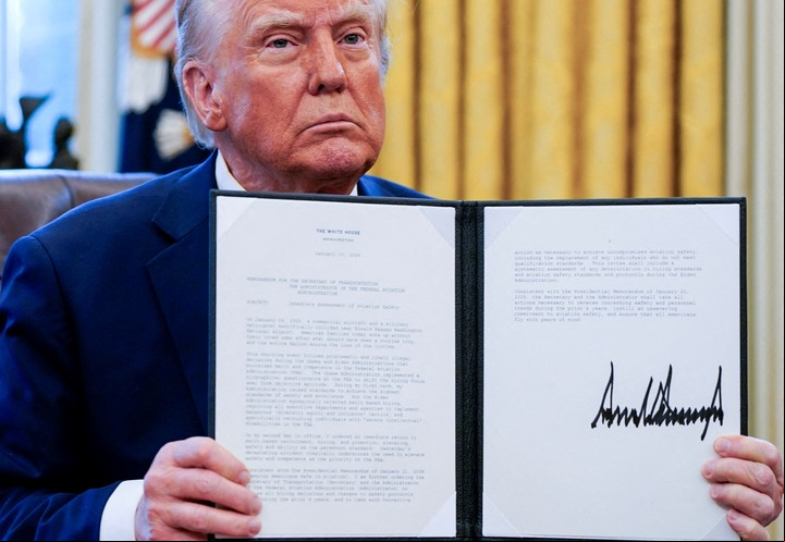 Trump volvió a amenazar con aranceles durante la firma de decretos. Foto: Reuters
