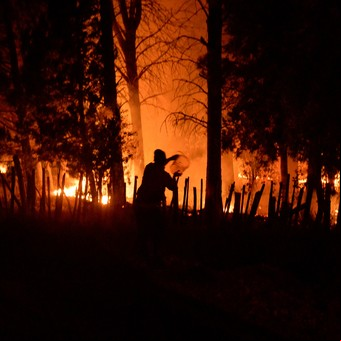 El dramático rescate de 700 mochileros en El Bolsón: una noche de angustia y seis horas de caminata con la amenaza de un incendio descontrolado
