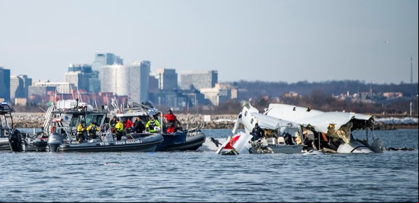 Accidente aéreo en Washington: impactante nuevo video, 14 desaparecidos y "mucha información" para analizar