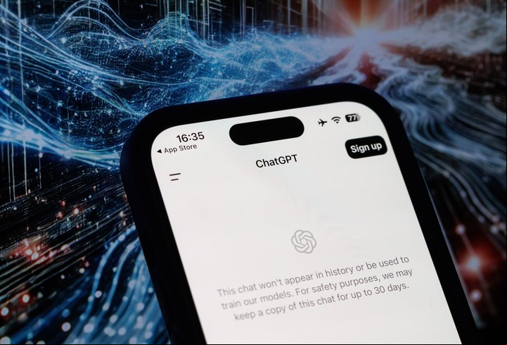 ChatGPT almacena información que luego puede filtrarse. Foto Bloomberg