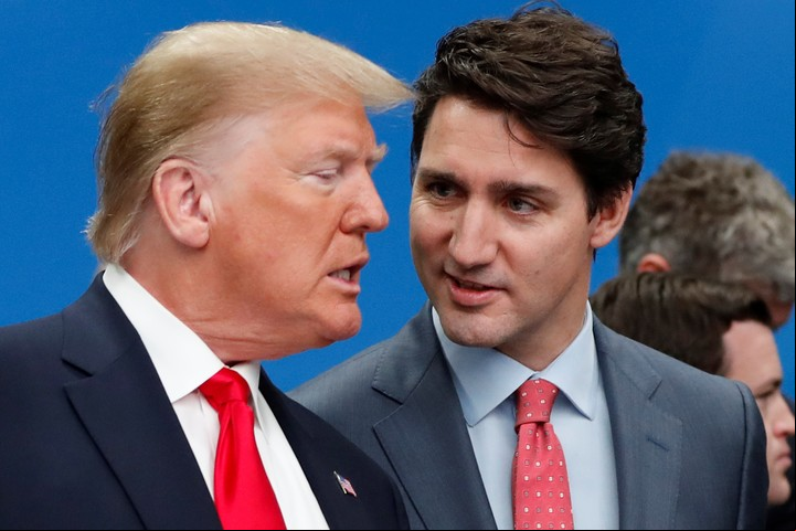 El presidente de Estados Unidos, Donald Trump, a la izquierda, y el primer ministro canadiense, Justin Trudeau, hablan antes de una reunión de mesa redonda de la OTAN en Inglaterra, el 4 de diciembre de 2019. Foto AP