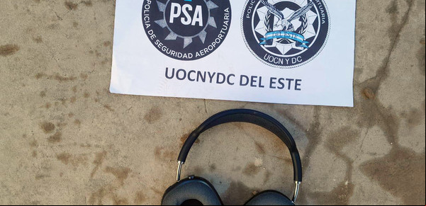 Dejó los AirPods en el avión, los rastreó por GPS y se los había llevado una empleada de limpieza: la despidieron