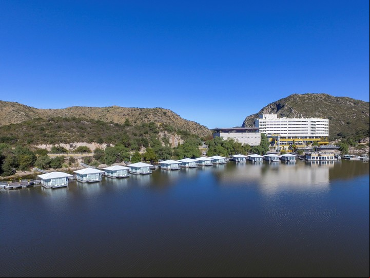 Las 12 suites flotantes a la vera del lago. Foto Hotel Potrero de los Funes