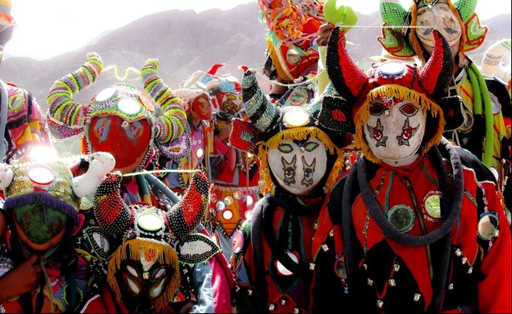 Jujuy. Carnaval de Tilcara. Fiesta tradicional norteña con máscaras y trajes de gran colorido.