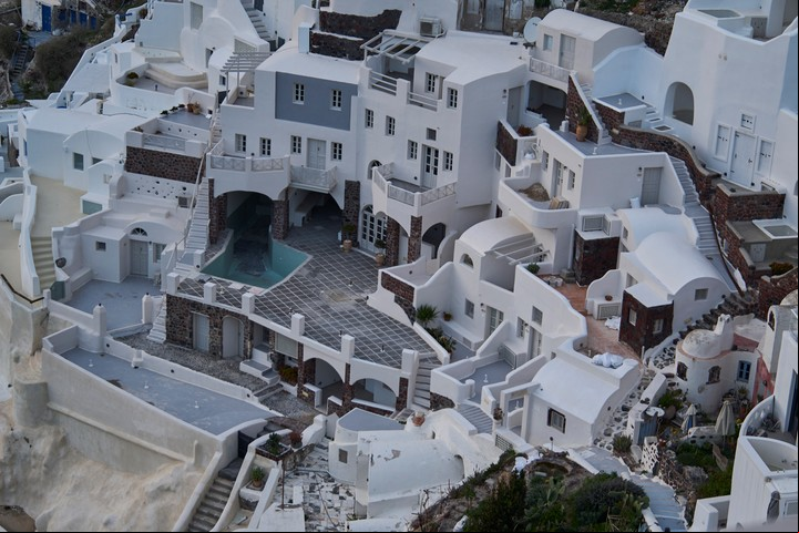Los alojamientos de lujo de Santorini, cerrados por la seguidilla de temblores. Foto: AP