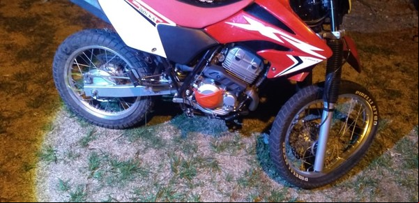 Manejaba la moto con un pistolón en la cintura, chocó y se le disparó: está grave