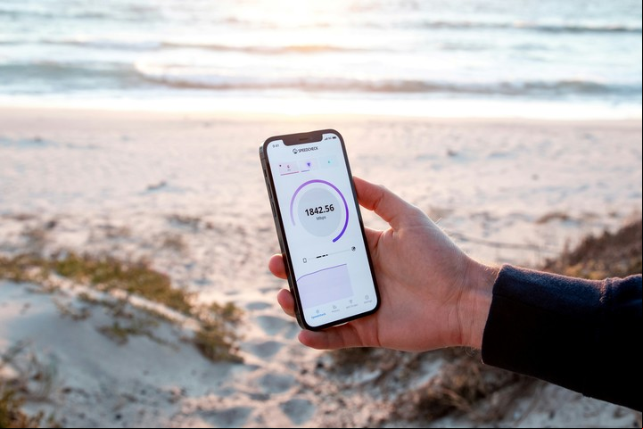 Direct to Cell funciona con cualquier celular 4G que tenga vista despejada al cielo. Foto: Unsplash.
