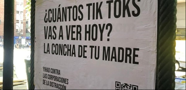 Afiches con insultos, mensajes antilibertarios y una abuela misteriosa: cómo fue la insólita campaña por una "Yihad contra las Corporaciones de la Distracción"