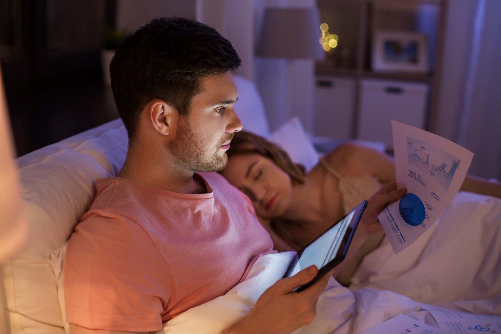 El Feng Shui precisa que el dormitorio debe preservarse como un espacio de relajación y encuentro. No se recomienda trabajar en la cama constantemente. Foto: ilustración Shutterstock