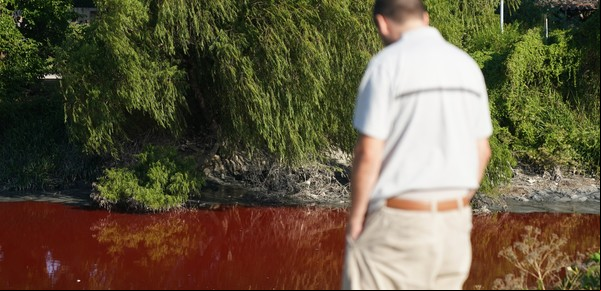 Esto es todo lo que se sabe del arroyo rojo del Conurbano: cuáles son los resultados preliminares de los análisis del agua