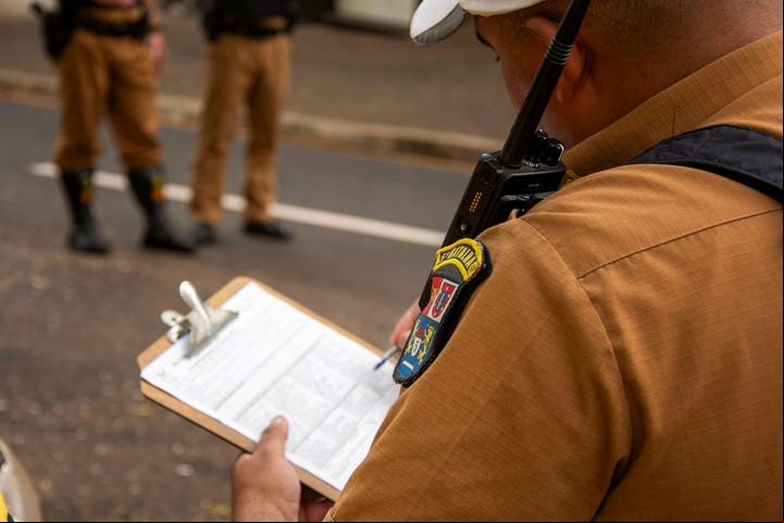 Manejar con ojotas o descalzo está prohibido en Brasil y puede generar una multa. Foto: Pexels.