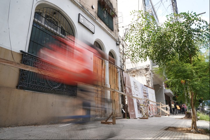 Sobre la avenida Pedro Goyena, en Caballito, aún está el cartel del proyecto que causó el derrumbe de un PH y la muerte de dos personas. Hay siete imputados que ya fueron indagados.