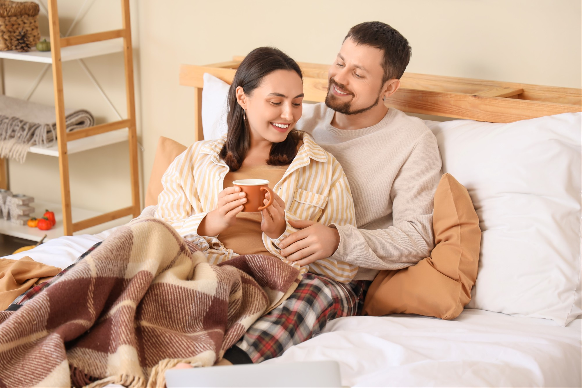 En la habitación de la pareja, optá por colores rojizos, beige y violeta para activar la energía de tierra y fuego. Foto: ilustración Shutterstock
