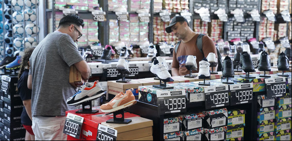 Abrió el outlet  en La Rural y hubo sorpresas con las marcas