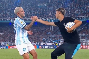 Lucas Álvarez, el alcanzapelotas de Racing que se convirtió en un colmo para Boca: el gol de Vietto arrancó con una avivada del "jugador número 12"