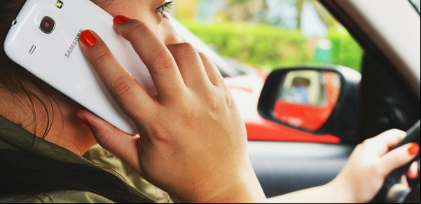 Si usás el celular al volante, ésta es la multa a la que te enfrentás: cuánto sale 