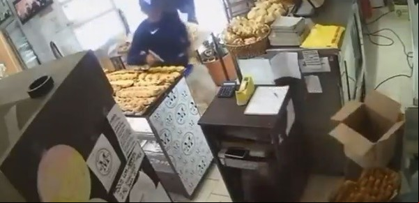 Ituzaingó: entraron a una panadería, le apuntaron a la empleada y escaparon en la camioneta del repartidor