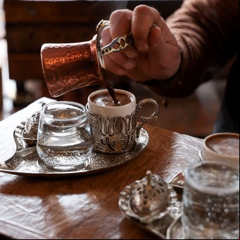 ¿Tomarse un café ya es un lujo? Argentina tiene el pocillo más caro de la región y podría subir más por el alza internacional