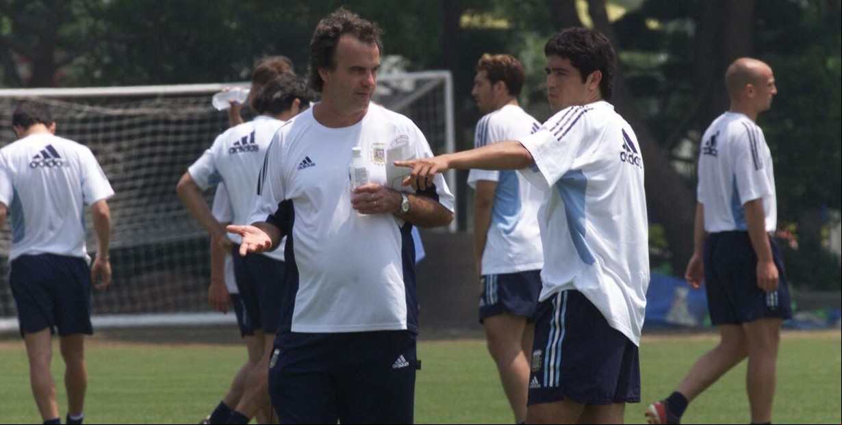 Una figura de Uruguay reveló un diálogo con Bielsa que reavivó una vieja polémica: "Un día Marcelo me dijo 'mirá que Riquelme no jugaba conmigo'"