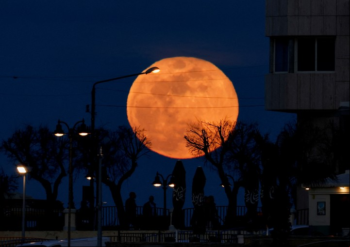 La Luna en Escorpio se encuentra “incómoda”, señala Uez, y esto puede generar inestabilidad emocional. Foto: REUTERS/Darrin Zammit Lupi.