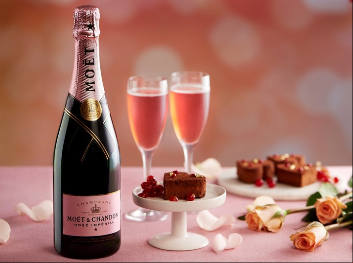 Un brindis para festejar el amor. Foto Emirates