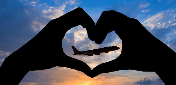 ¿El amor está en el aire? Una aerolínea ofrece chocolates, películas románticas y postres rosados para celebrar el Día de los Enamorados 2025