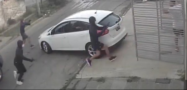 "¡Acaban de robar!": un móvil de TV cubría un hecho de inseguridad en El Palomar y ocurrió otro en vivo a sus espaldas