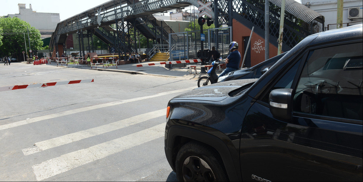 Empezó la obra para hacer un túnel bajo las vías en Caballito: plazos, desvíos y vecinos a favor y en contra