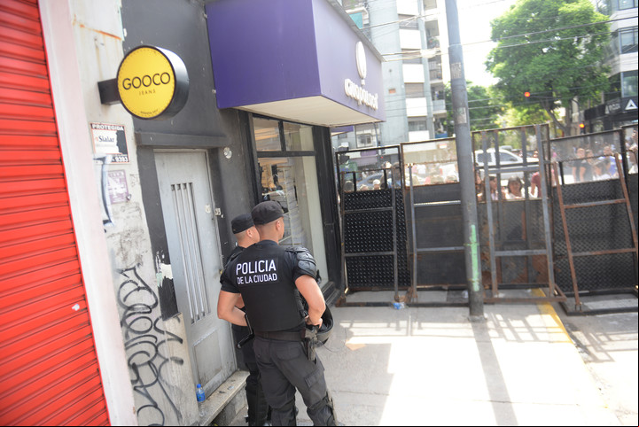 Vallas y operativo policial en el polo textiol de Flores, junto a la avenida Avellaneda, en donde desalojaron manteros. Foto: Luciano Thieberger