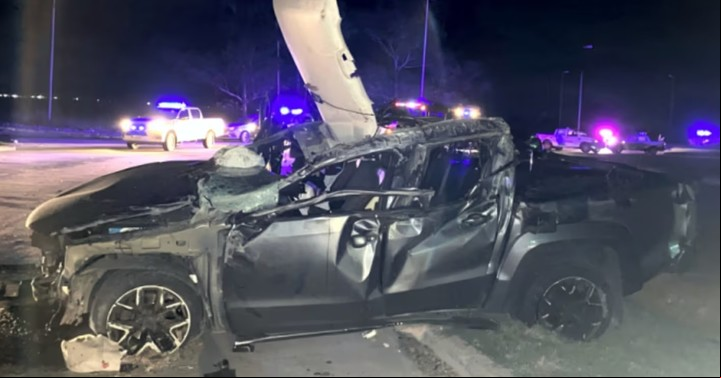 Choque y tragedia en San Vicente. Así quedó la VW Amarok en la que murieron cuatro amigos. Foto: gentileza Data Conurbano.net
